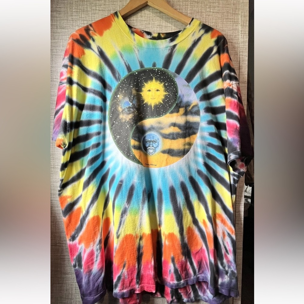 Tie-Dye 90s Vintage Celestial Yin Yang Graphic T-Shirt Sun & Moon